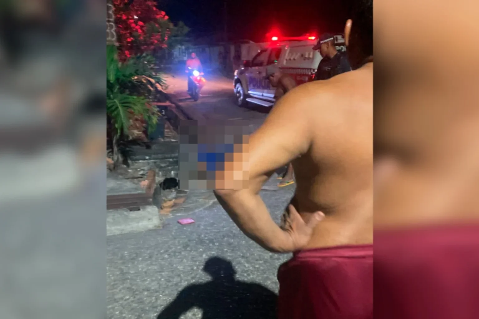 Homem é executado em via pública e mãe se desespera ao ver o corpo do filho, no Pará