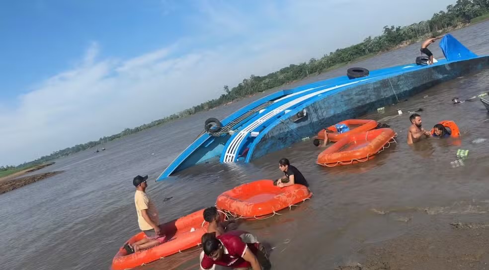 Embarcação afunda após bater em tronco submerso no interior do Amazonas