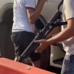 Homem portando fuzil agride pessoas em pedágio na Alça Viária