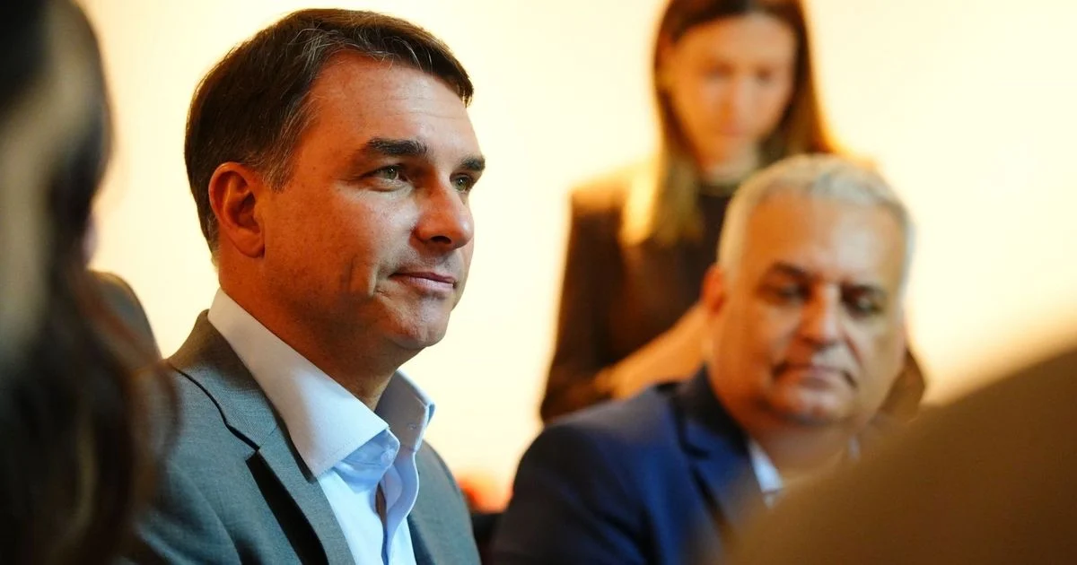 Flávio Bolsonaro sinaliza possível revisão do fim da escala 6x1