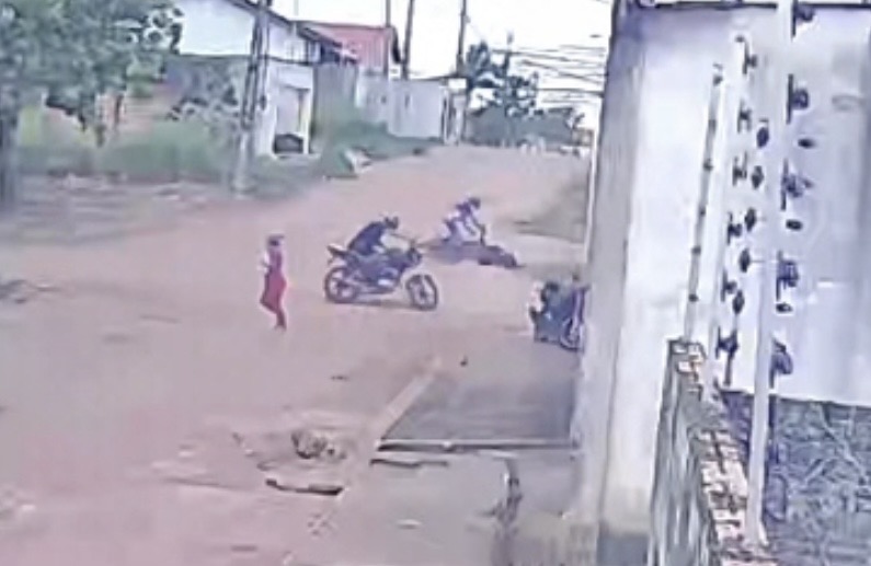 VÍDEO: Homem é executado a tiros enquanto trafegava de motocicleta no Residencial Tocantins, em Marabá