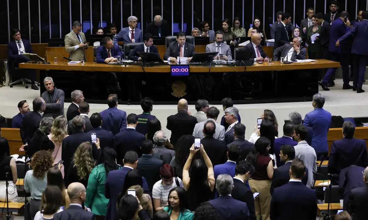 Alcolumbre marca votação da PEC pelo fim da 6×1 para quarta-feira