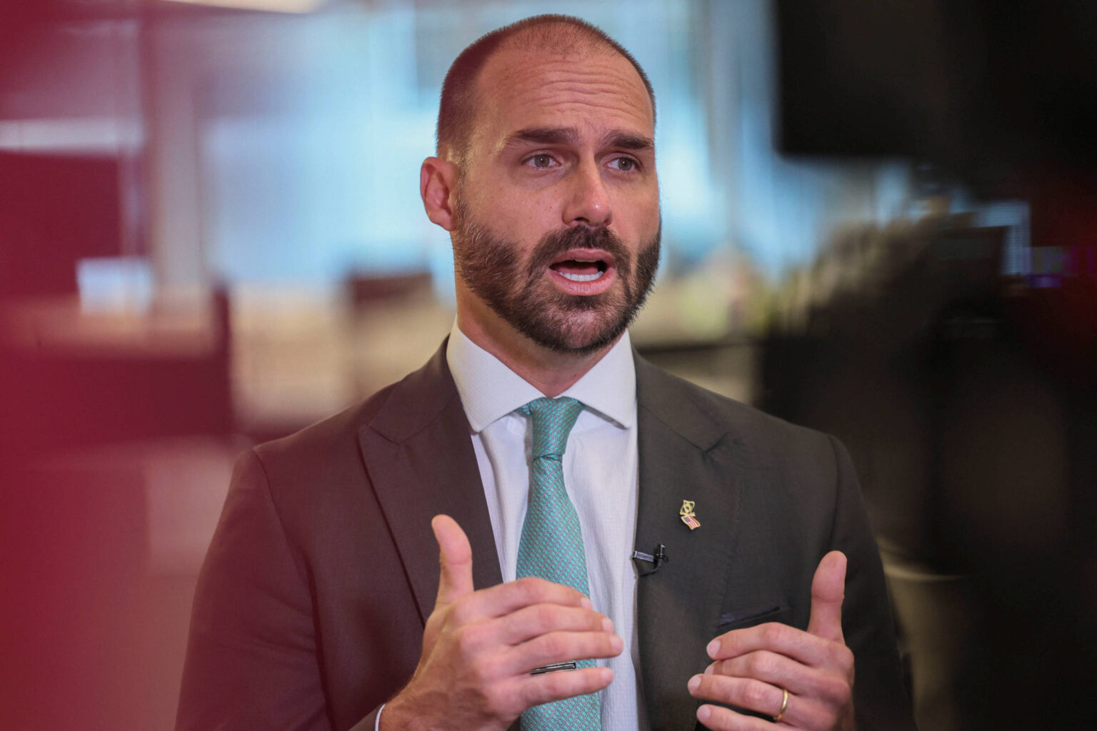 Moraes determina emissão de mandado de prisão contra Eduardo Bolsonaro