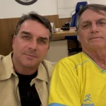 Flávio Bolsonaro visita o pai antes de debate decisivo com Lula