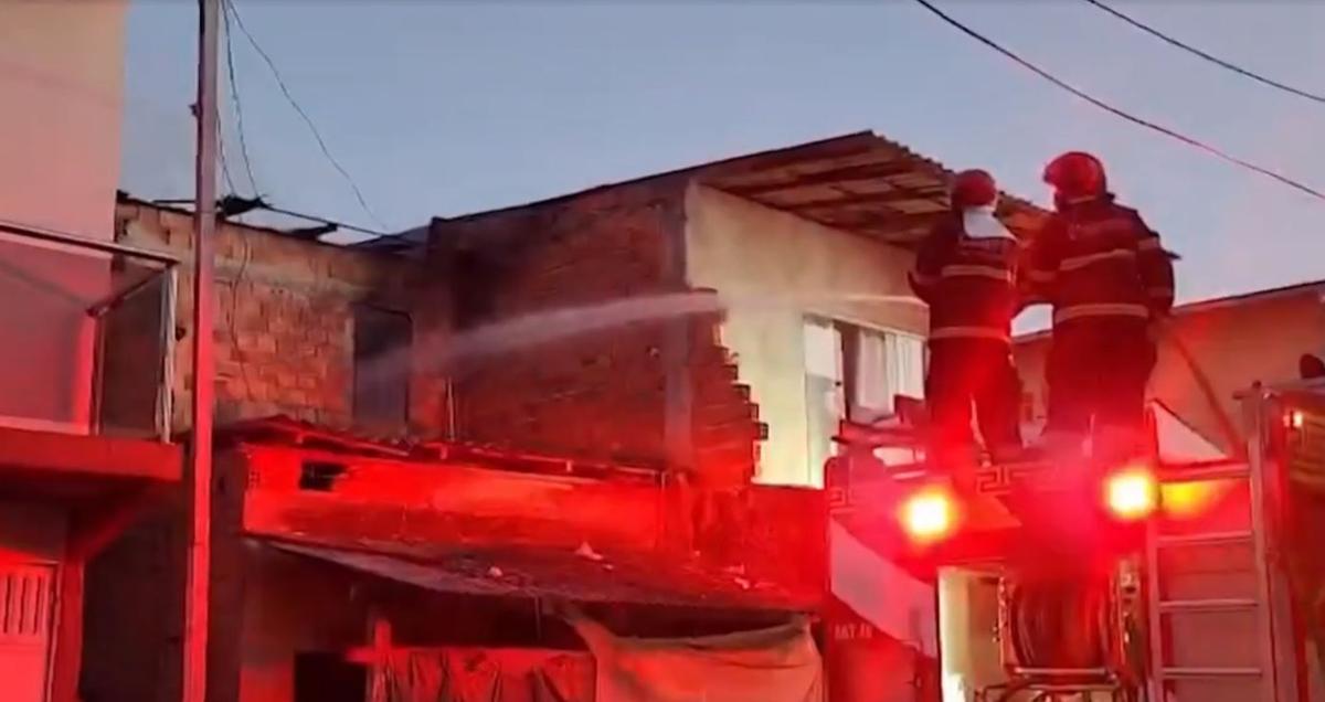 Incêndio atinge casa de dois andares em Ananindeua