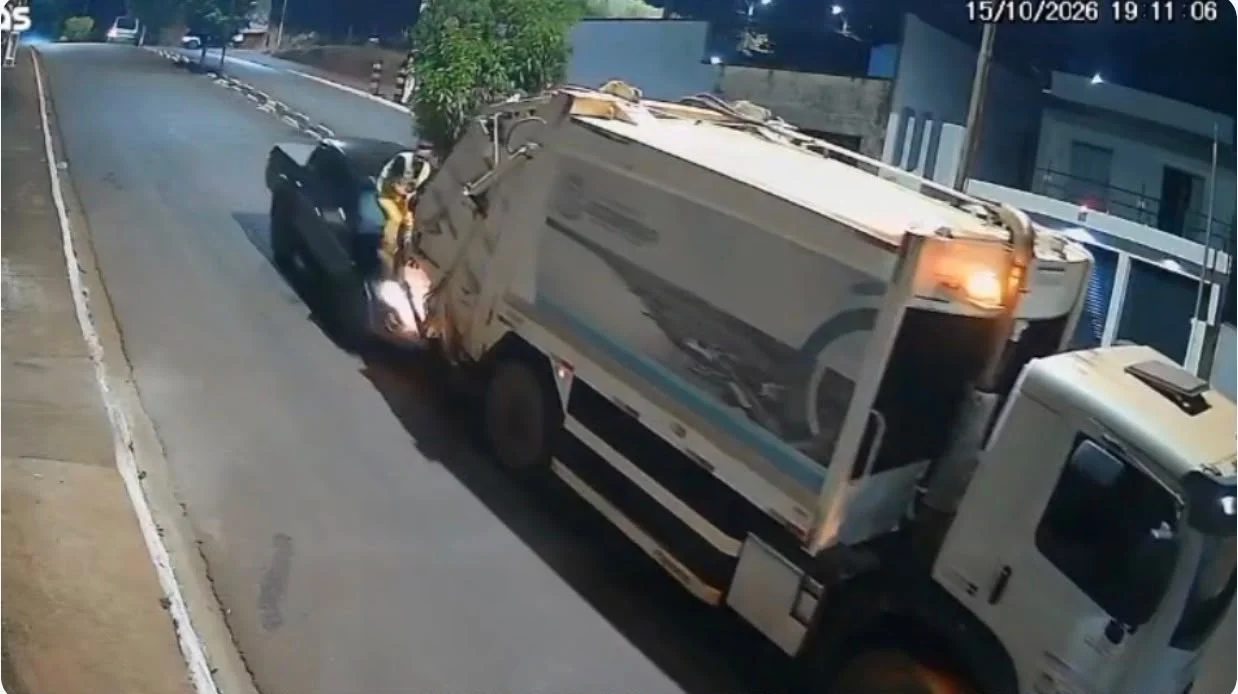 Gari escapa de ser prensado após caminhonete atingir caminhão de lixo em Altamira