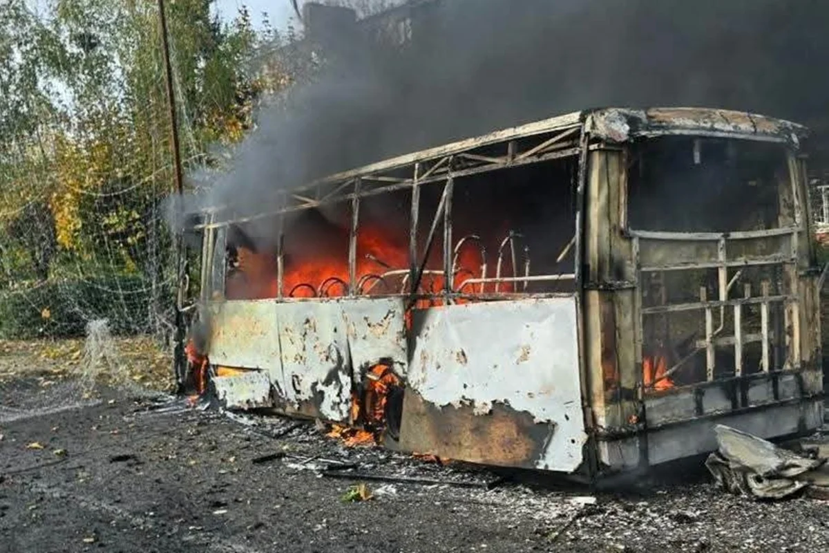 Ataque russo com bomba planadora atinge ônibus de passageiros e deixa dezenas de mortos