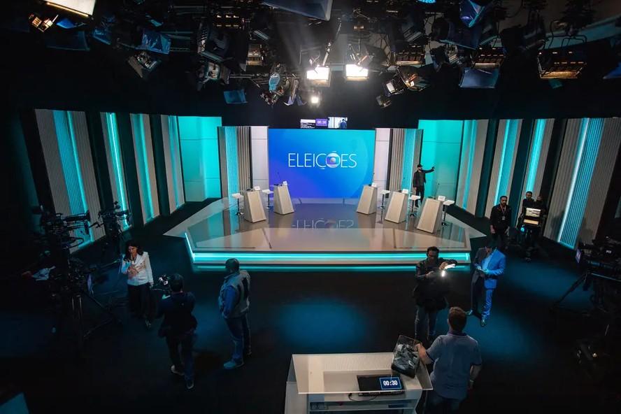 Globo cancela último debate após decisões judiciais e desistência de Flávio