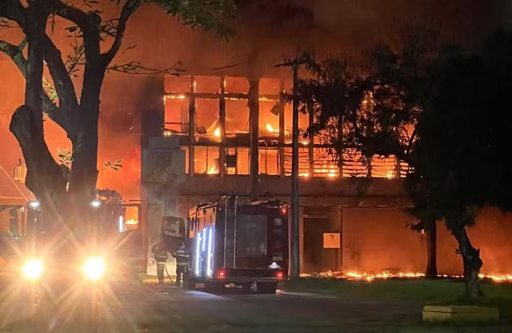 PF divide investigações sobre o incêndio que destruiu prédio da UFPE em duas frentes